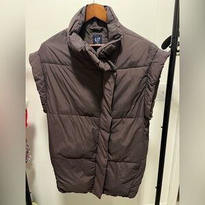 Gap oversized puffer vest with zipper